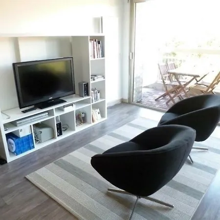 - A Deux Pas De La Plage - Beau T2 Traversant Avec Terrasse, Balcon Et Parking Individuel Securise *