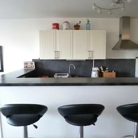 - A Deux Pas De La Plage - Beau T2 Traversant Avec Terrasse, Balcon Et Parking Individuel Securise